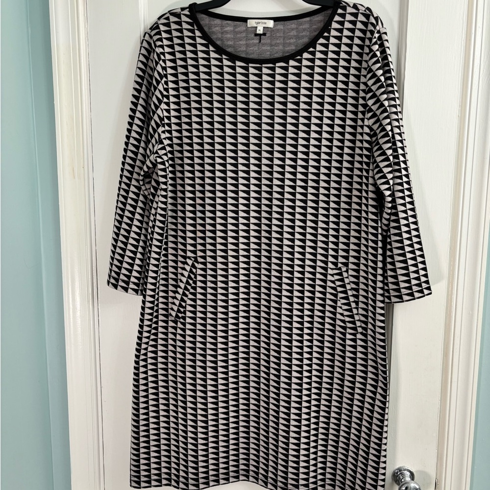 Tyler Boe Black and White Sheath Dress with 3/4 Sleeves